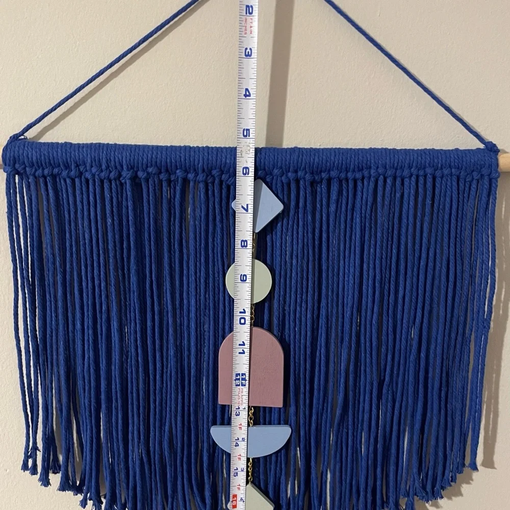 Blue macrame wall hanger - Picture 4 of 5